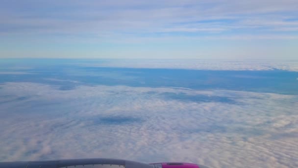 ドイツの領土の丘陵地帯をカバーし ふわふわの白い雲の上の航空機からの眺め — ストック動画
