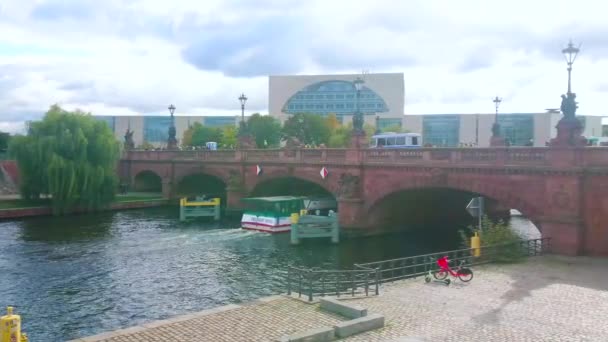 ドイツ ベルリン 2019年10月3日 美しい石モルトケ橋の下のシュプレー川に沿って 10月3日にベルリンで遊覧船が浮かぶ — ストック動画