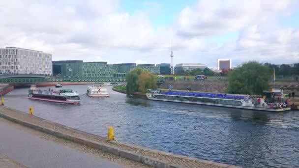 Βερολίνο Γερμανία Οκτωβρίου 2019 Ποταμός Σπρέε Είναι Ένας Δημοφιλής Δρόμος — Αρχείο Βίντεο