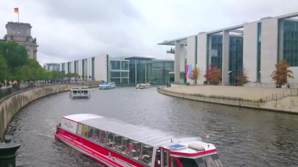 Berlino Germania Ottobre 2019 Numerose Imbarcazioni Turistiche Lungo Fiume Sprea — Video Stock