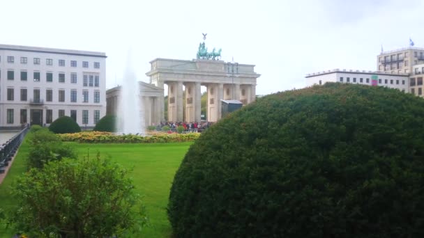 Berlin Németország 2019 Október Gyönyörű Kis Kert Szökőkúttal Díszített Bokrokkal — Stock videók