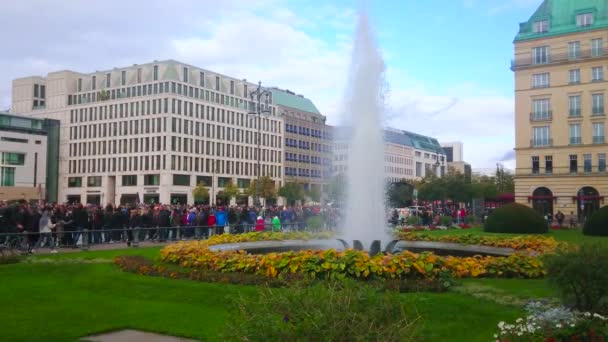 Berlin Németország 2019 Október Kis Park Szökőkúttal Zsúfolt Pariser Platzban — Stock videók