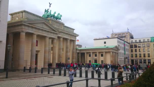 ベルリン ドイツ 2019年10月3日 ベルリンで10月3日に 歴史的なブランデンブルク門を持つ混雑したPariser Platzでのドイツ統一の日のお祝い — ストック動画