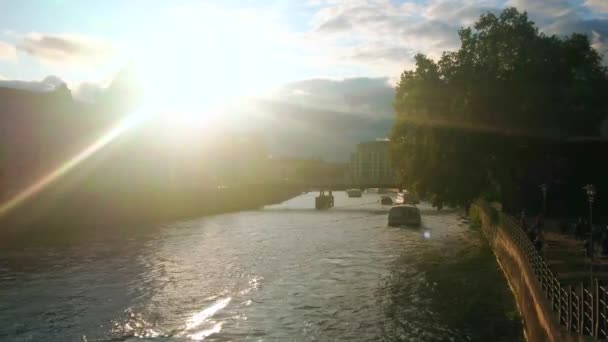ベルリン ドイツ 2019年10月3日 夜の太陽の光でスプレー川沿いのレジャーボート観光旅行 10月3日ベルリン — ストック動画
