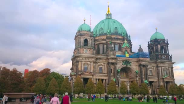 Берлін Німеччина Жовтня 2019 Панорама Лустгартенського Парку Зеленим Газоном Будівлею — стокове відео
