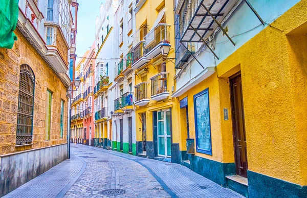 De smalle straat in het oude Cadiz, Spanje — Stockfoto