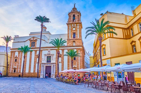 A igreja histórica na Praça da Catedral turística em Cádiz, Espanha — Fotografia de Stock