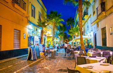 Eski Cadiz 'de balık restoranları olan popüler deniz ürünleri sokağı.