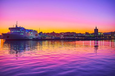 Malaga limanında alacakaranlık, İspanya