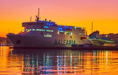 İspanya 'nın Malaga marinası üzerinde alacakaranlık alevi
