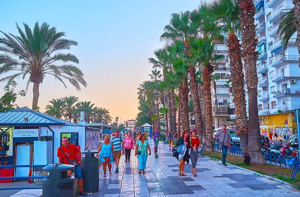 El concurrido Paseo Marítimo, Malagueta, Málaga, España — Foto de Stock