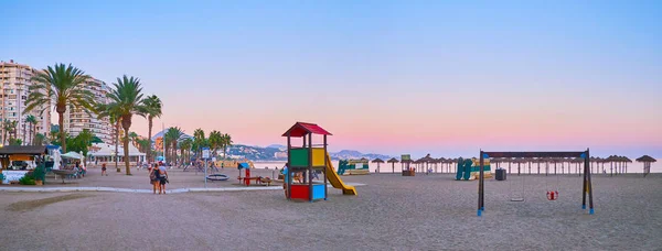Panorama av Malagueta stranden med lekplats, Malaga, Spanien — Stockfoto
