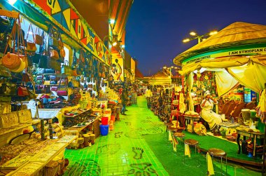 DUBAI, BAE - 5 Mart 2020: Global Village Dubai 'deki Afrika pavyonunu ziyaret edin ve 5 Mart' ta Dubai 'de geleneksel ahşap, deri, taş veya kil el yapımı hatıralar seçin, Etiyopya kahvesi veya Kenya çayı için