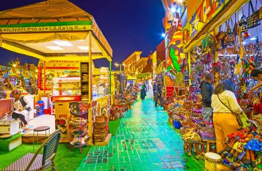 DUBAI, BAE - 5 Mart 2020: Afrika 'nın Global Village Dubai' deki ara sokağı, 5 Mart 'ta Dubai' de el yapımı ahşap, saman, kumaş, taş ve diğer malzemelerden oluşan el yapımı tezgahlarla dolu.