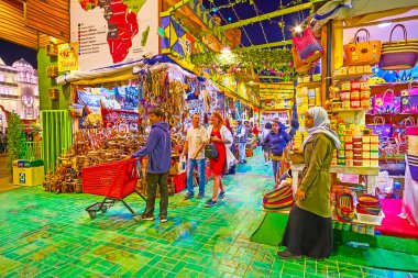 DUBAI, BAE - 5 Mart 2020: Afrika Global Village Dubai pavyonu, 5 Mart 'ta Dubai' de farklı otantik hediyelik eşya, aksesuar ve el sanatları ile turistleri cezbediyor.