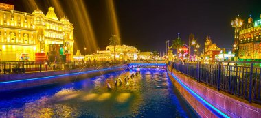 DUBAI, BAE - 5 Mart 2020: 5 Mart 'ta Dubai' de, Global Village kanalındaki çeşmelerin tadını çıkarın