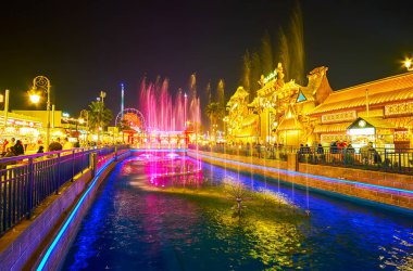 DUBAI, BAE - 5 Mart 2020: Dubai Global Village Dubai 'nin kanal ve renkli fıskiyeli eğlence bölgesi, turistleri çekiyor, 5 Mart' ta Dubai 'de