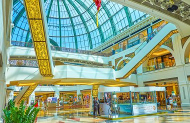 DUBAI, BAE - 5 Mart 2020: The Mall of the Emirates 5 Mart 'ta Dubai' de manzaralı iç mekanlar ve büyük miktarda marka mağazaları, kafeler ve eğlence mekanlarına sahip.