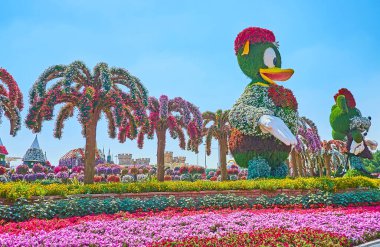 DUBAI, BAE - 5 Mart 2020: Ördek Masalları Ağları çizgi film serisinin ve Miracle Garden 'da renkli petunya ve kadife çiçekli Minnie Mouse' un yerleştirilmeleri, 5 Mart 'ta Dubai' de