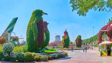 DUBAI, BAE - 5 Mart 2020: Miracle Garden Panoraması, canlı bitkilerle kaplı ve 5 Mart 'ta Dubai' de ayçiçekleri, petunyalar ve çimlerle çevrili büyük penguenler