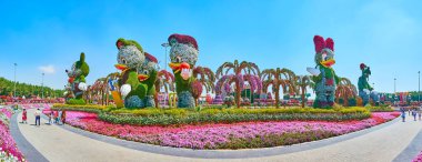 DUBAI, BAE - 5 Mart 2020: Daire aralığı, renkli çiçek yatakları, Walt Disney karakterlerinin büyük bir bölümü - Webby, Huey, Dewey, Louie Duck, Goofy ve Mickey Mouse, 5 Mart 'ta Dubai' de