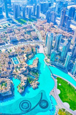 DUBAI, BAE - 3 Mart 2020: 3 Mart 'ta Dubai' de, Arap dilinde konuşulan binalarla çevrili büyük gölet, şehir merkezinin en önemli simgelerinden biridir.