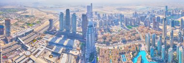DUBAI, BAE - 3 Mart 2020: Dubai 'deki Dubai Alışveriş Merkezi ve çevresindeki gökdelenlerin bulunduğu modern şehir merkezindeki Burj Halife binasının muhteşem manzarası