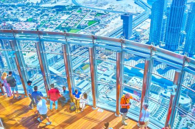 DUBAI, BAE - 3 Mart 2020: Burj Halife 'nin bakış açısına göre turistler, şehri incelemek ve dünyanın en yüksek binasından selfie çekmek için 3 Mart' ta Dubai 'de