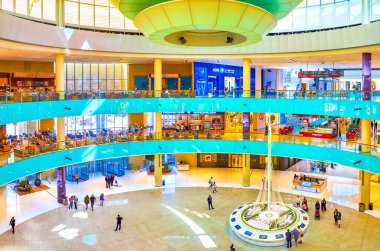 DUBAI, BAE - 3 Mart 2020: Dubai AVM 'deki Moda Bulvarı Salonu, dünyanın en büyük alışveriş merkezlerinden biri, popüler turizm merkezi, 3 Mart' ta Dubai 'de