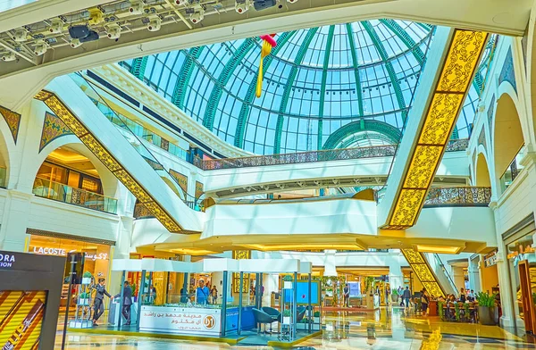 ドバイ アラブ首長国連邦 2020年3月5日 ドバイで3月5日にガラスのボールト マルチレベルの建設 エスカレーター 細かいパターンと多くのブランド店で飾られたエミレーツモールのホワイエ — ストック写真
