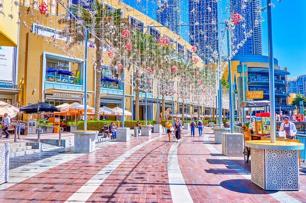 2020年3月3日 3月3日在迪拜 沿着通往迪拜购物中心和伯吉湖的人行道愉快地散步 享受现代阿拉伯娱乐区 — 图库照片