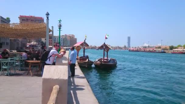 2020年3月8日 3月8日 游客们在迪拜的迪拜小巷中欣赏风景 他们有系泊的长船和舒适的户外咖啡馆 — 图库视频影像