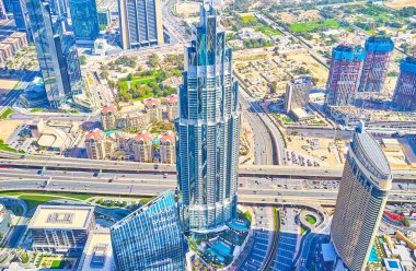 DUBAI, BAE - 3 Mart 2020: Adres Bulvarı Dubai lüks bir otel ve ikamet yeridir ve 3 Mart 'ta Dubai' de şehir merkezinin önemli simgelerinden biridir.