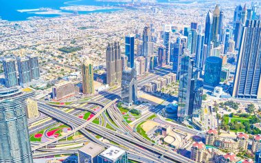 DUBAI, BAE - 3 Mart 2020: Burj Halife 'nin tepesindeki bakış açısı popüler bir turizm merkezi, 3 Mart' ta Dubai 'deki modern görkemli gökdelenlere göz atmak için mükemmel bir yer.