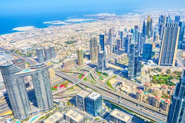 DUBAI, BAE - 3 Mart 2020: İş bölgesindeki Şeyh Zayed Yolu üzerindeki kule, Dubai 'deki çok sayıda şirket ve grubun ofisleridir.