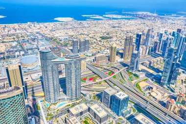 DUBAI, BAE - 3 Mart 2020: Burj Halife, 3 Mart 'ta Dubai' de muhteşem hava manzarasının keyfini çıkarmak için popüler bir turizm merkezi.