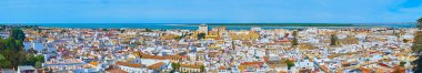 Sanlucar 'ın geniş manzarası Castillo de Santiago kalesinden, eski şehir konutlarına ve Guadalquivir nehrine bakan, İspanya' nın Atlantik Okyanusu 'na akan