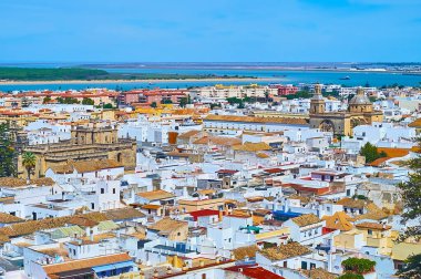 Beyaz evleri, fayanslı çatıları, Santo Domingo ve San Francisco kiliseleri, Guadalquivir nehri, İspanya