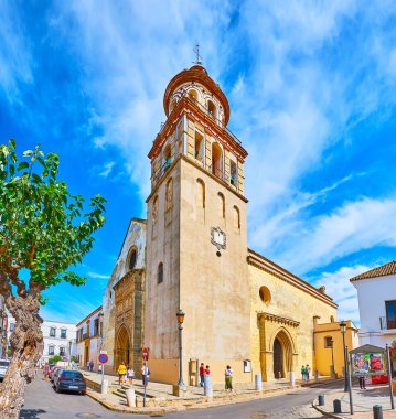 SANLUCAR, SPAIN - 22 Eylül 2019: 22 Eylül 'de Sanlucar' da yüksek mütevazı çan kulesi olan Bizim Lady of O (Nuestra Senora de la O) kilise köşesi