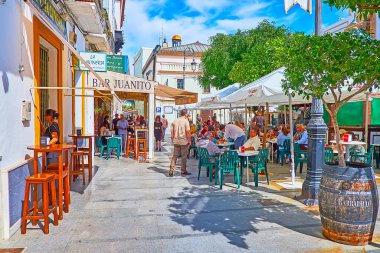 SANLUCAR, İspanya - 22 Eylül 2019: San Roque Meydanı 'ndaki kalabalık açık hava şarap barı, 22 Eylül' de Sanlucar