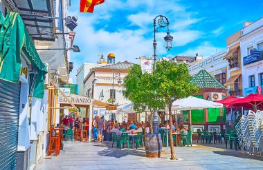 SANLUCAR, İspanya - 22 Eylül 2019: San Roque Meydanı, 22 Eylül 'de Sanlucar' da yerel Sherry şarapları sunan klasik açık hava barlarıyla ünlüdür.