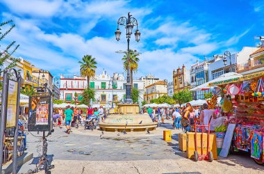 Sanlucar, İspanya - 22 Eylül 2019: Meşgul ve kalabalık Plaza del Cabildo Meydanı, 22 Eylül 'de Sanlucar' da tarihi konak, kafe ve mağazaları bulunan Eski Şehir 'in merkezidir.