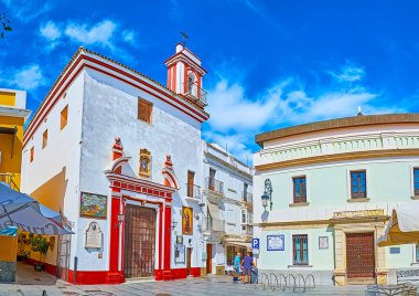 SANLUCAR, İspanya - 22 Eylül 2019: Evsizler Kilisesi 'nin tarihi binası ile San Roque Meydanı Panoraması (Desamparados), 22 Eylül' de Sanlucar 'da