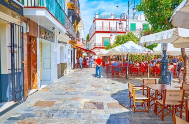 SANLUCAR, SPAIN - 22 Eylül 2019: 22 Eylül 'de Sanlucar' da Plaza del Cabildo Meydanı 'nda bulunan yüzlerce açık hava kafe ve restoranının güneşli masaları