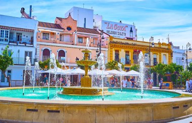 SANLUCAR, İspanya - 22 Eylül 2019: Sanlucar 'da, Plaza del Cabildo Meydanı' nın ortasındaki eski yapılarla birlikte eski taş çeşmesi