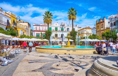 Sanlucar, İspanya - 22 Eylül 2019: 22 Eylül 'de Sanlucar' da kalabalık Plaza del Cabildo meydanı manzaralı fıskiyeler, gölgeli ağaçlar, rahat kafeler ve güzel konak evleri ile övünüyor.