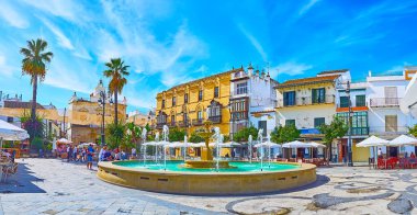 SANLUCAR, SPAIN - 22 Eylül 2019: 22 Eylül 'de Sanlucar' da Plaza del Cabildo Meydanı 'nda eski şehir evleri, açık kafeler ve şarap barları ile panorama