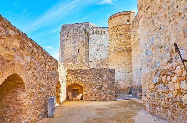 Úzký Křivolaký Průsmyk Mezi Vnějšími Vnitřními Zdmi Hradu Santiago Sanlucar — Stock fotografie