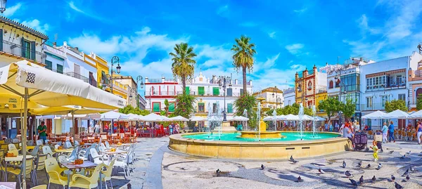 サンルカー スペイン 2019年9月22日 歴史的広場 カビドー広場は サンルカルで9月22日に さわやかな噴水 現存するタウンハウス 屋外レストランがある人気の都市です — ストック写真