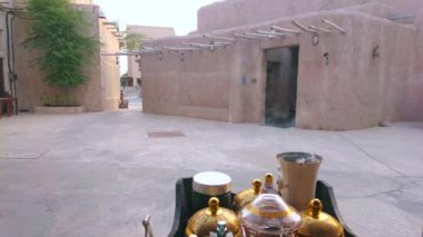 Parfüm tezgahının tezgahında tütsü yakmak, ziyaretçi doğrulamak, Al Fahidi ilçesinin sokaklarında yürümek, Dubai, BAE